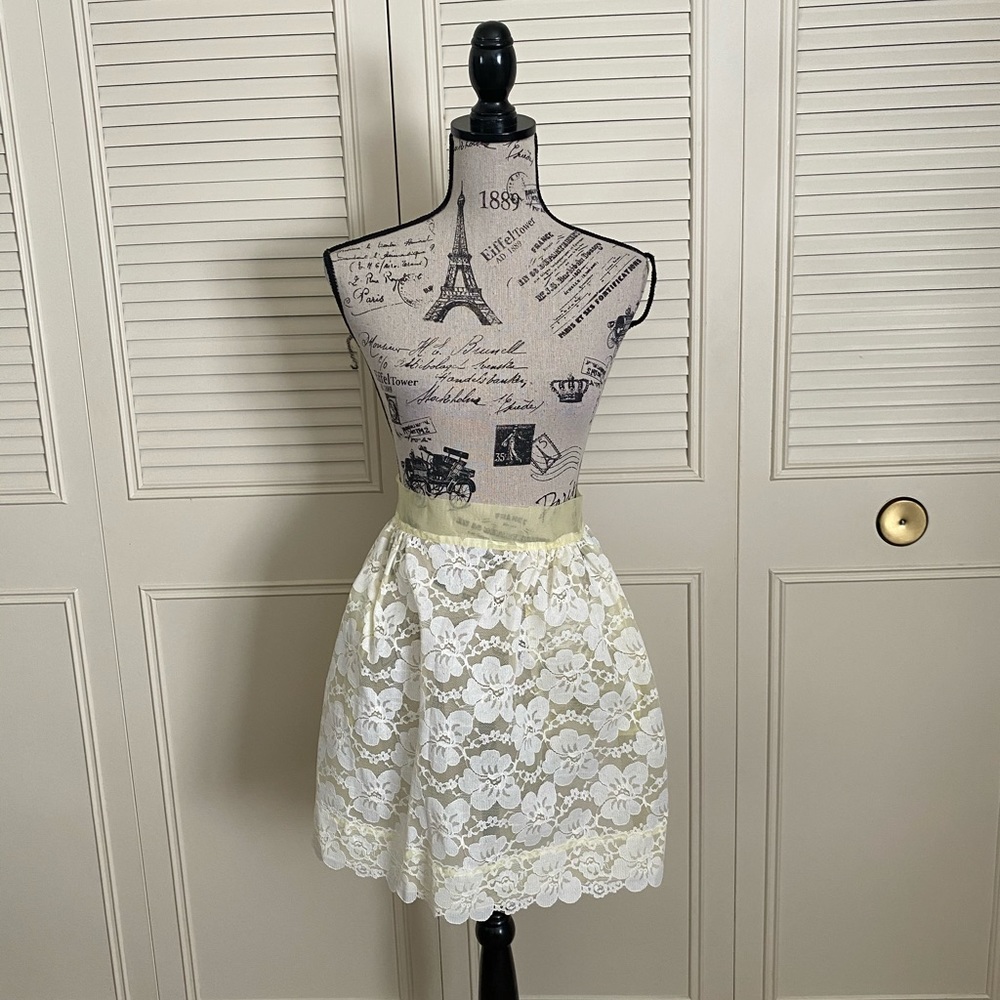 Yellow and white Lace half waist Apron with Pockets Vintage